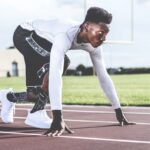 陸上トラックのスタートを切る選手
