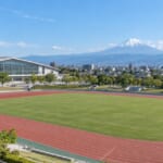 富士山が遠くに見える陸上競技場と体育館