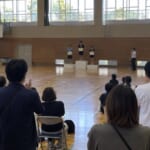 体育館での大会の表彰式と拍手する観客