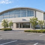 地方都市の市民体育館の外観