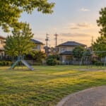夕方の住宅地の小さな公園