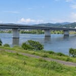 川にかかる大きな橋と河川敷の緑地
