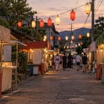 夕暮れの夏祭り、屋台と提灯の通り