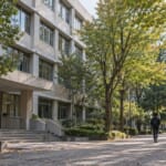 大学キャンパスの講義棟と並木道