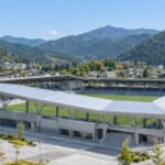 山に囲まれた町にあるサッカー専用スタジアムの外観