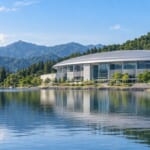 大きな湖のほとりにあるアリーナと森