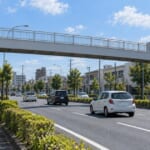 幹線道路にかかる歩道橋と下を走る車