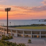 海の近くにある野球場の外観と夕焼けの空