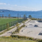 海沿いの公園の人工芝グラウンドとスケートボード広場