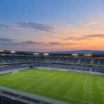 夕方の大きなスタジアムを観客席の上段から見下ろした全景